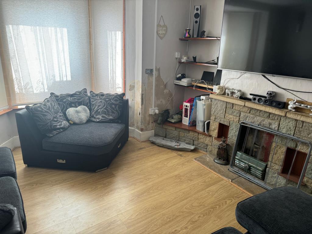 Lot: 61 - FOUR-BEDROOM TERRACE HOUSE - Living room